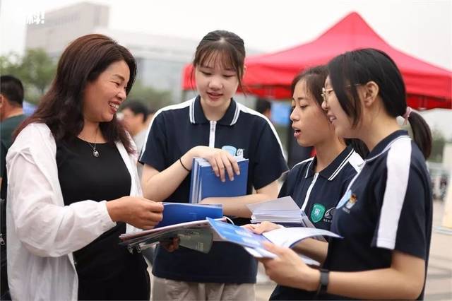 中職招生咨詢會現(xiàn)場火爆 升學(xué)就業(yè)雙軌并行，職業(yè)教育前景廣闊